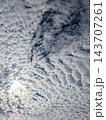 雲の隙間から見える太陽 143707261