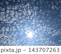 空に浮かぶ雲 143707263