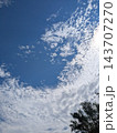 秋の青空と白い雲 143707270