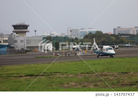 飛行機と管制塔 (東京調布飛行場) 飛行機と管制塔 (東京調布飛行場) 143707437