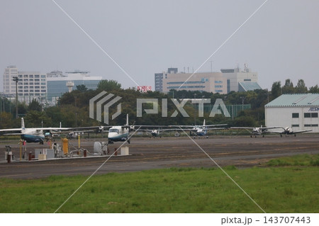 飛行機のある風景　東京の調布飛行場 143707443