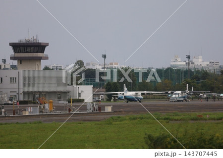 神津島行きの飛行機に乗り込む人々 神津島行きの飛行機に乗り込む人々 143707445