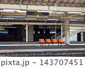 高崎駅の無人のプラットホーム 143707451