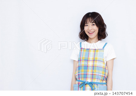 エプロン姿の女性 エプロン姿の女性 143707454