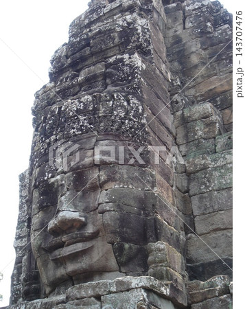 カンボジア・アンコール・トムのバイヨン寺院にある四面仏塔の尊顔（クメールの微笑み）のアップ 143707476