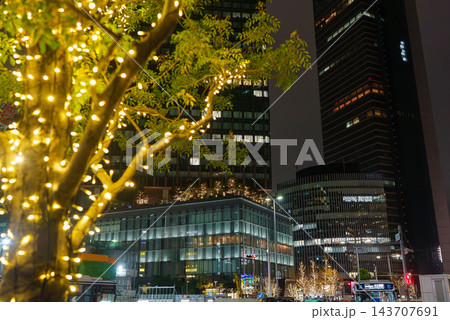 高層ビルと金色のイルミネーションが輝く都会の夜景 143707691