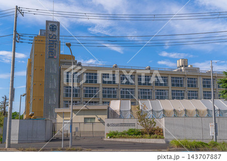 昭和学院秀英中学校・高等学校の外観と正門、青空【千葉県千葉市美浜区若葉】 昭和学院秀英中学校・高等学校の外観と正門、青空【千葉県千葉市美浜区若葉】 143707887