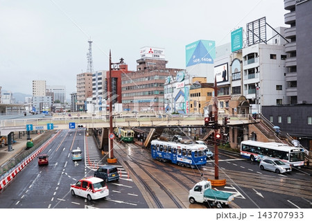 長崎駅前停留場付近を走行する長崎電気軌道の路面電車 長崎駅前停留場付近を走行する長崎電気軌道の路面電車 143707933