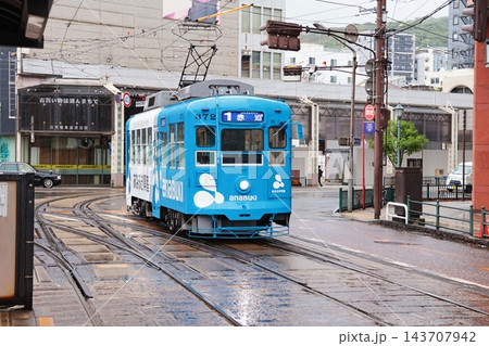 西浜町停留場付近を走行する長崎電気軌道の路面電車 143707942