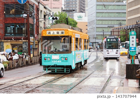 西浜町停留場付近を走行する長崎電気軌道の路面電車 143707944