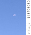 青空に浮かぶ月 143708080