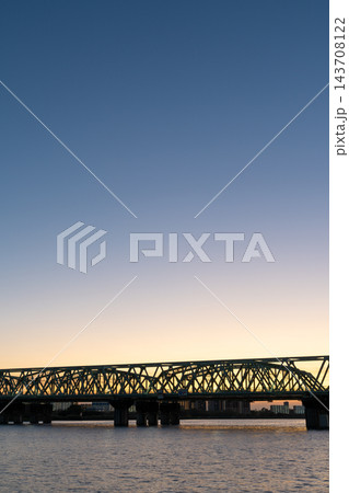 夕暮れの川と鉄橋 グラデーションの空 日本の風景 コピースペースのある背景素材 夕暮れの川と鉄橋 グラデーションの空 日本の風景 コピースペースのある背景素材 143708122