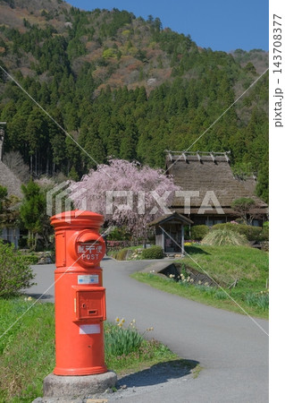 春の美山かやぶきの里のポストのある風景 143708377