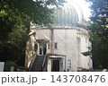 緑豊かな木立の中に佇む国立天文台の大赤道儀室ドーム 143708476