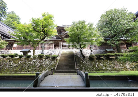 曹洞宗大本山永平寺の中雀門から臨む仏殿 曹洞宗大本山永平寺の中雀門から臨む仏殿 143708811