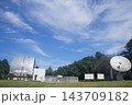 青空が広がる国立天文台の広大な敷地と観測施設群 143709182