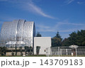国立天文台の観測ドームと青空に広がるキャンパス風景 143709183