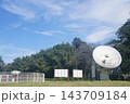 白いパラボラアンテナと美しい青空・雲が広がる国立天文台 143709184