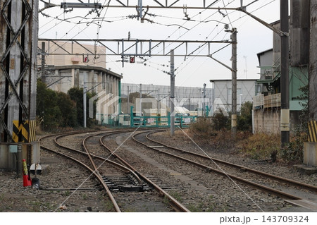 JR鶴見線の終着駅扇町駅の風景 JR鶴見線の終着駅扇町駅の風景 143709324