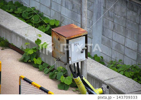錆の浮いた屋根付きの金属製ボックス 錆の浮いた屋根付きの金属製ボックス 143709333