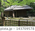 新緑の森に佇む茅葺き屋根の日本伝統建築と苔庭 143709578