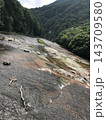 緑深い山々に囲まれた岩肌を流れる清流と渓谷の風景 143709580