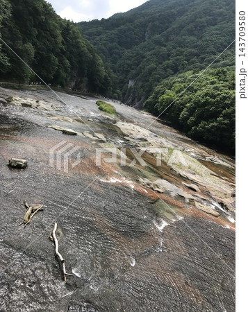 緑深い山々に囲まれた岩肌を流れる清流と渓谷の風景 緑深い山々に囲まれた岩肌を流れる清流と渓谷の風景 143709580