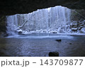 熊本県　雪が積もる鍋ヶ滝　裏見の滝 143709877
