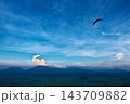 熊本県　阿蘇大観峰と大空を舞うハンググライダー 143709882