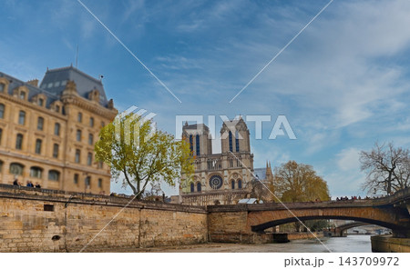 フランス　パリ　セーヌ川クルーズ小景/ 　ノートルダム大聖堂 143709972