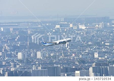 池田市五月山　五月平展望台　大阪伊丹空港を一望 143710534