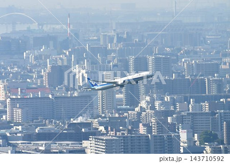 池田市五月山　五月平展望台　大阪伊丹空港を一望 143710592