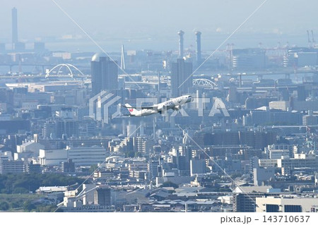 池田市五月山　五月平展望台　大阪伊丹空港を一望 143710637
