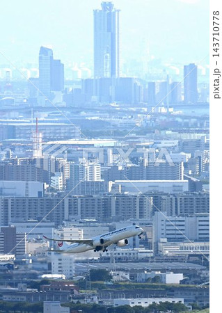 池田市五月山　五月平展望台　大阪伊丹空港を一望 143710778