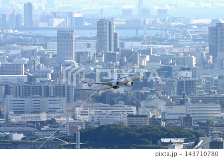 池田市五月山　五月平展望台　大阪伊丹空港を一望 143710780