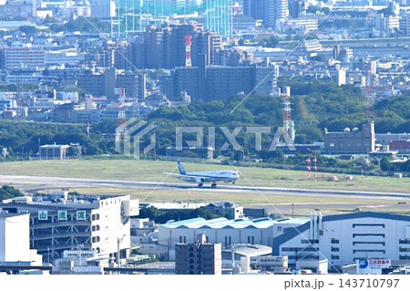 池田市五月山　五月平展望台　大阪伊丹空港を一望 143710797