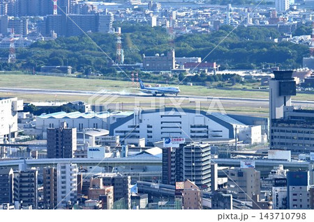 池田市五月山　五月平展望台　大阪伊丹空港を一望 143710798