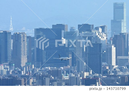 池田市五月山　五月平展望台　大阪伊丹空港を一望 143710799
