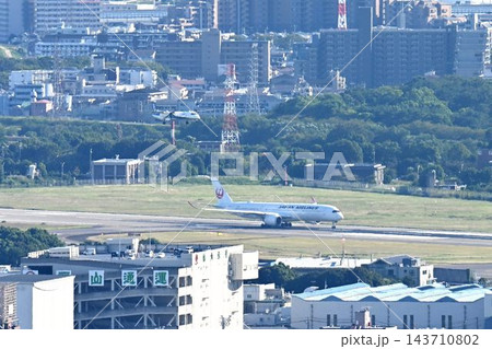 池田市五月山　五月平展望台　大阪伊丹空港を一望 143710802