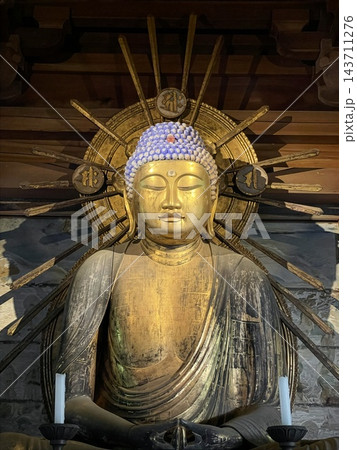 光背を背負う黄金の如来坐像 143711276