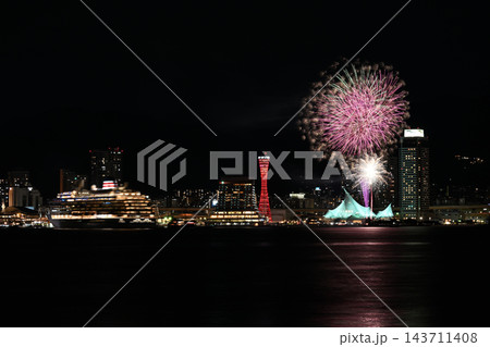 神戸港　ウィークエンド花火とクルーズ船出港 143711408