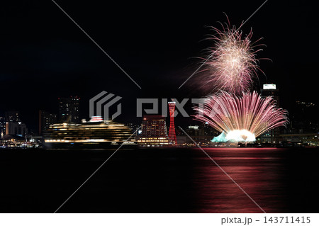 神戸港　ウィークエンド花火とクルーズ船出港 143711415