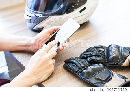 女性ライダー　スマホでツーリング計画をたてる女性 143711530