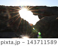 太陽に照らされる馬の背洞門 143711589