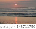 海に沈む夕日 143711750