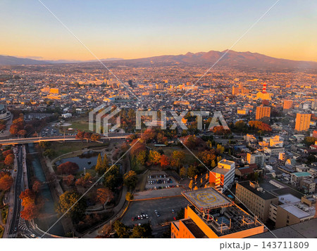 群馬県庁の展望フロアから見た前橋市の夕暮れ 143711809