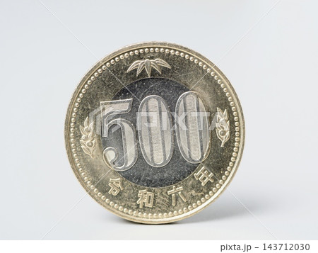 新500円硬貨のクローズアップと日本円 新500円硬貨のクローズアップと日本円 143712030