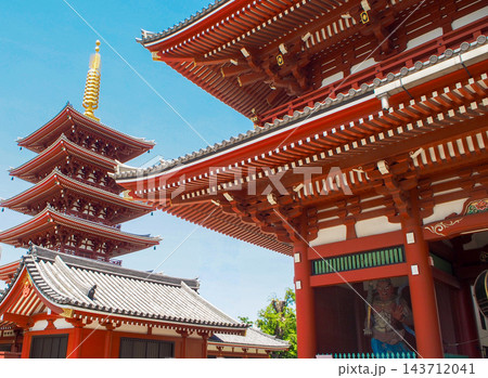 下から見上げる浅草寺の宝蔵門と五重塔 下から見上げる浅草寺の宝蔵門と五重塔 143712041