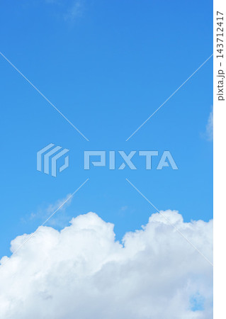 夏の明るく澄んだ青空とフワフワな雲を見上げる34 夏の明るく澄んだ青空とフワフワな雲を見上げる34 143712417