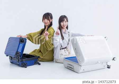 旅行中の若い女性2人 旅行中の若い女性2人 143712873